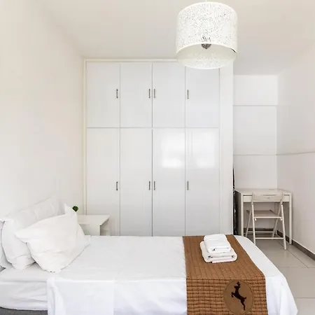 1-bed Flat, 5 Min Walk To Finikoudes דירה