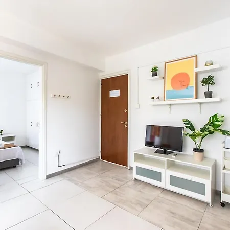 1-bed Flat, 5 Min Walk To Finikoudes דירה
